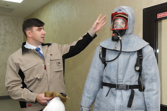 Белоярская АЭС продемонстрировала представителям МЧС уникальный защитный костюм